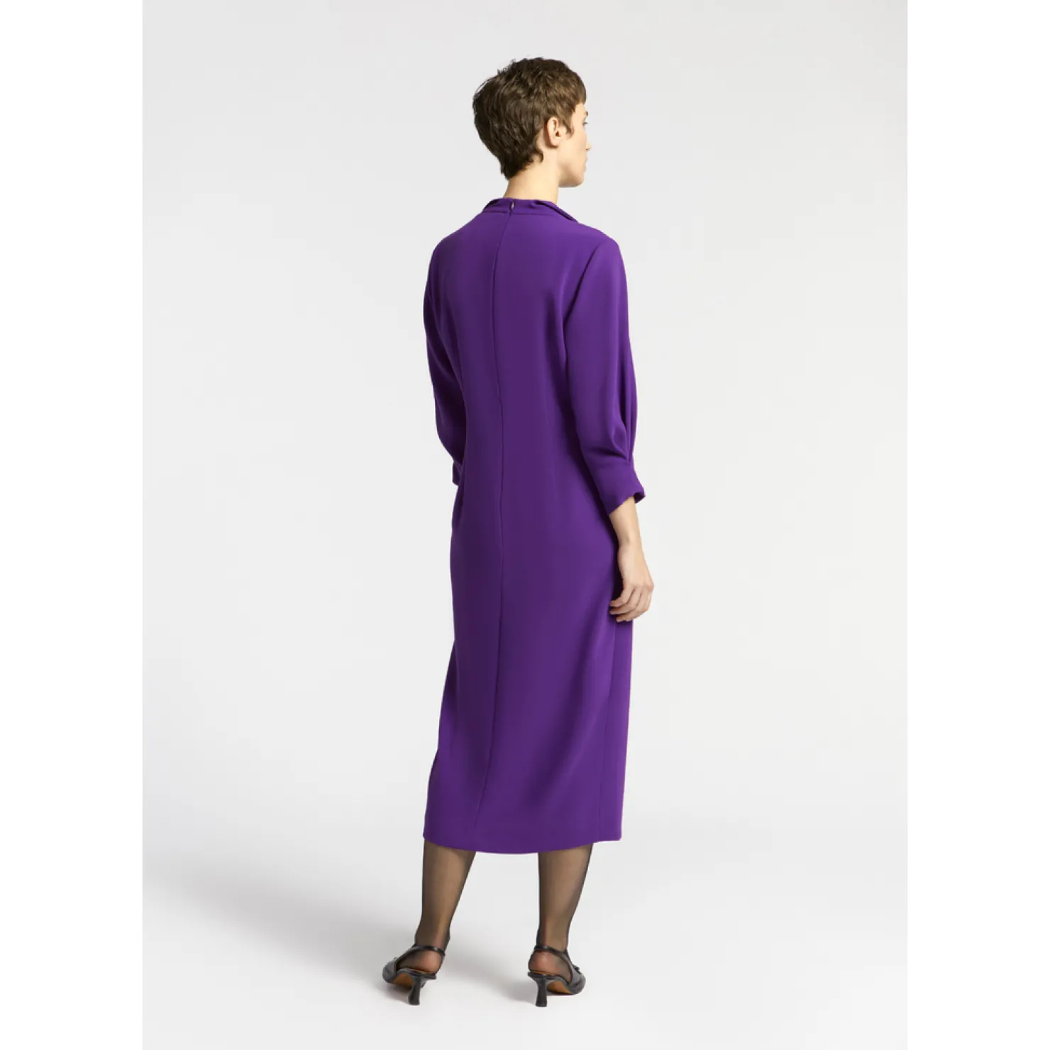 gecentreerde_jurk_met_vhals_13.webp DAMES Xandres Gecentreerde jurk met V-hals