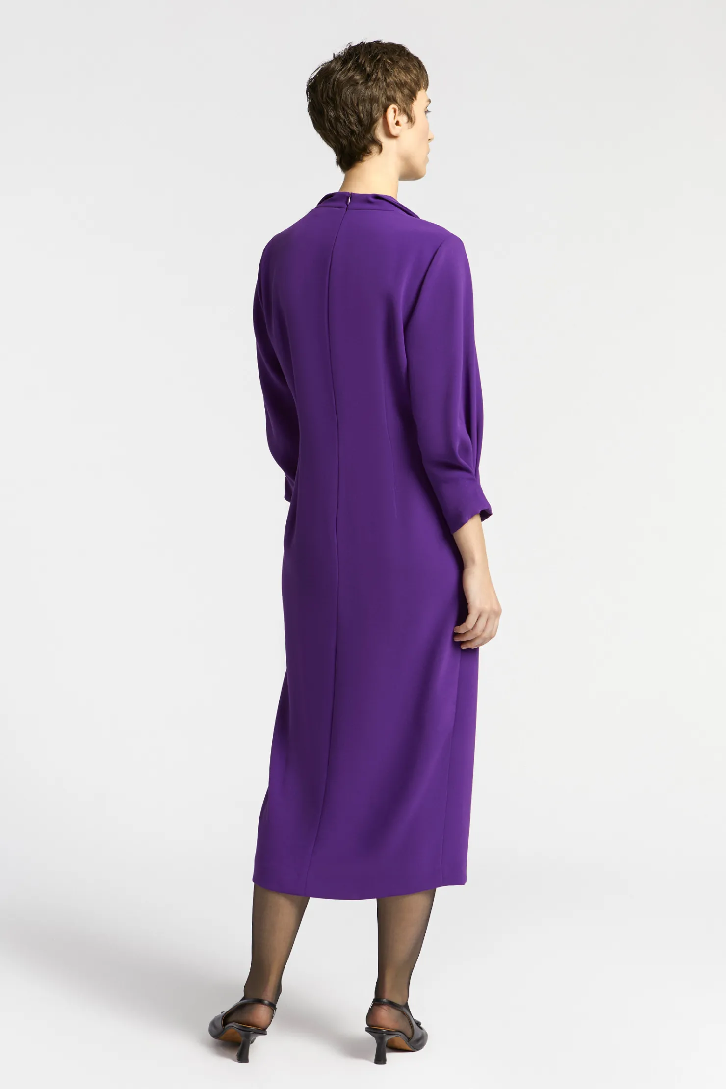 gecentreerde_jurk_met_vhals_3-1.webp DAMES Xandres Gecentreerde jurk met V-hals