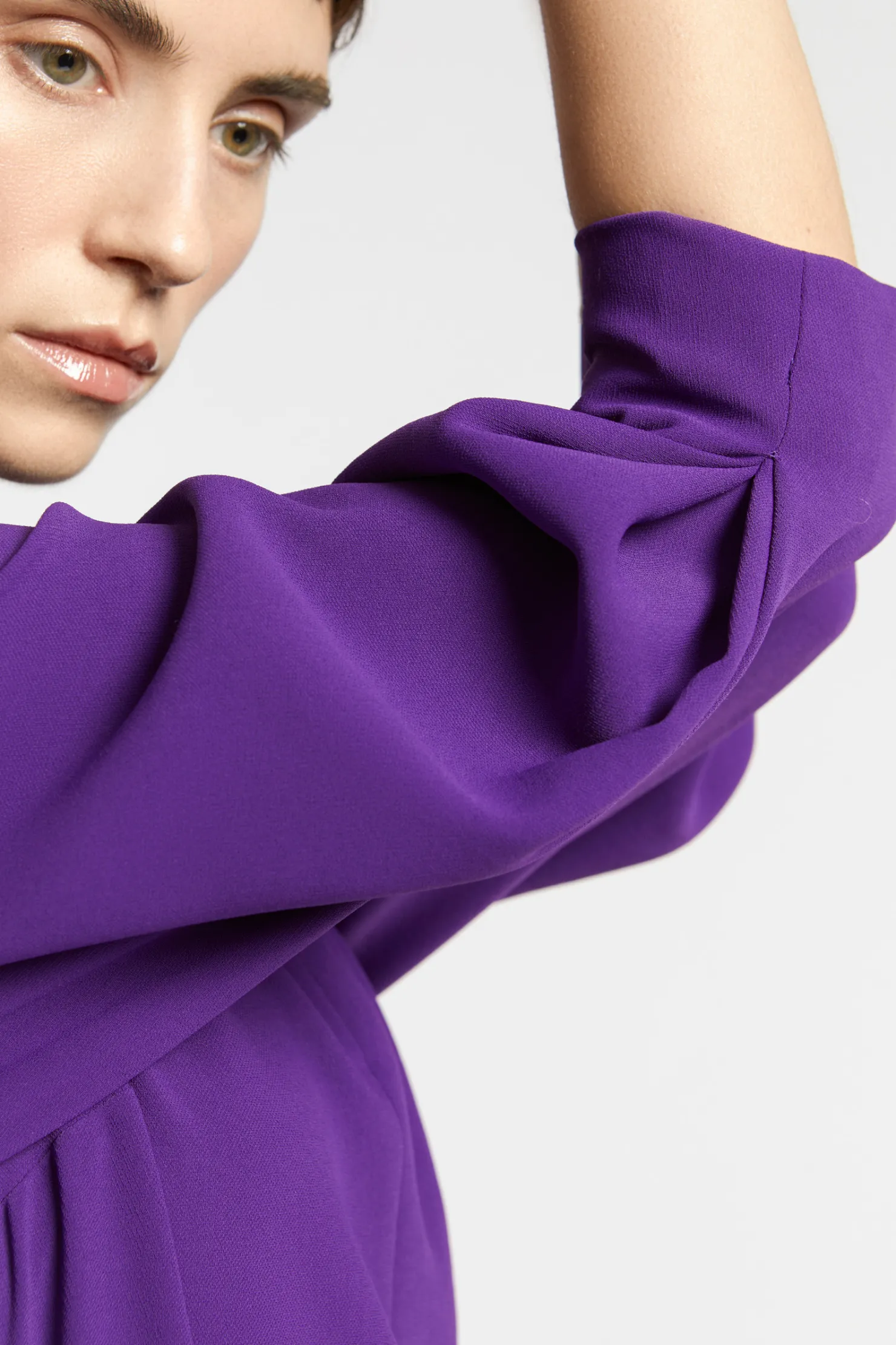 gecentreerde_jurk_met_vhals_4.webp DAMES Xandres Gecentreerde jurk met V-hals