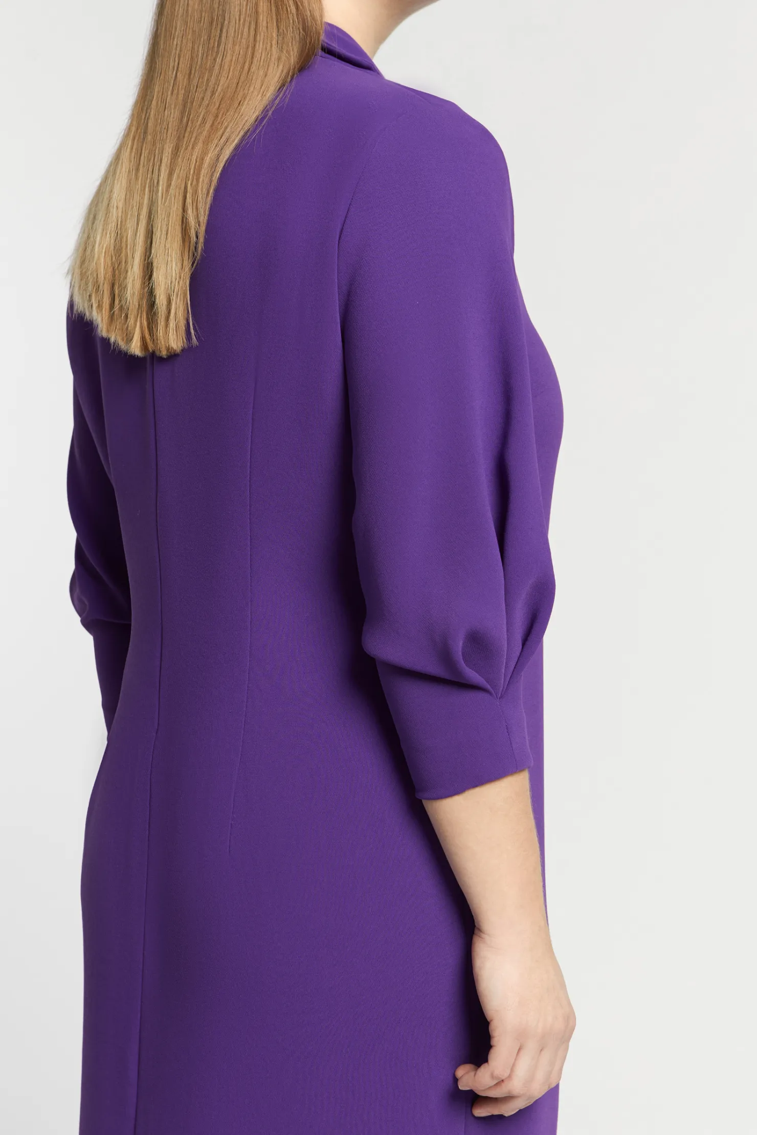 gecentreerde_jurk_met_vhals_5.webp DAMES Xandres Gecentreerde jurk met V-hals