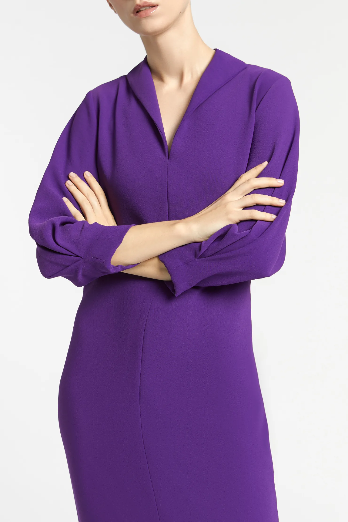 gecentreerde_jurk_met_vhals_6.webp DAMES Xandres Gecentreerde jurk met V-hals