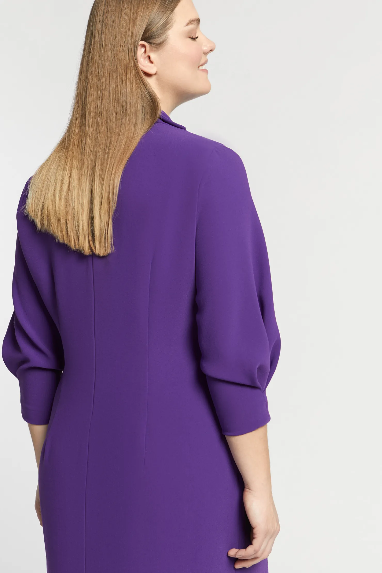 gecentreerde_jurk_met_vhals_9.webp DAMES Xandres Gecentreerde jurk met V-hals