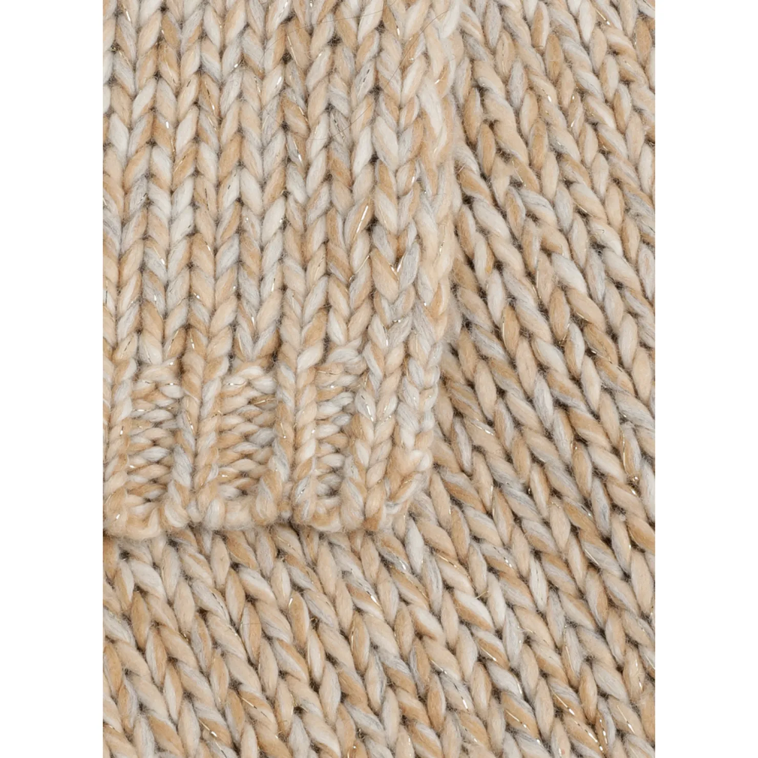 grofgebreide_sjaal_met_gouddraad_3-1.webp DAMES Xandres Grofgebreide sjaal met gouddraad